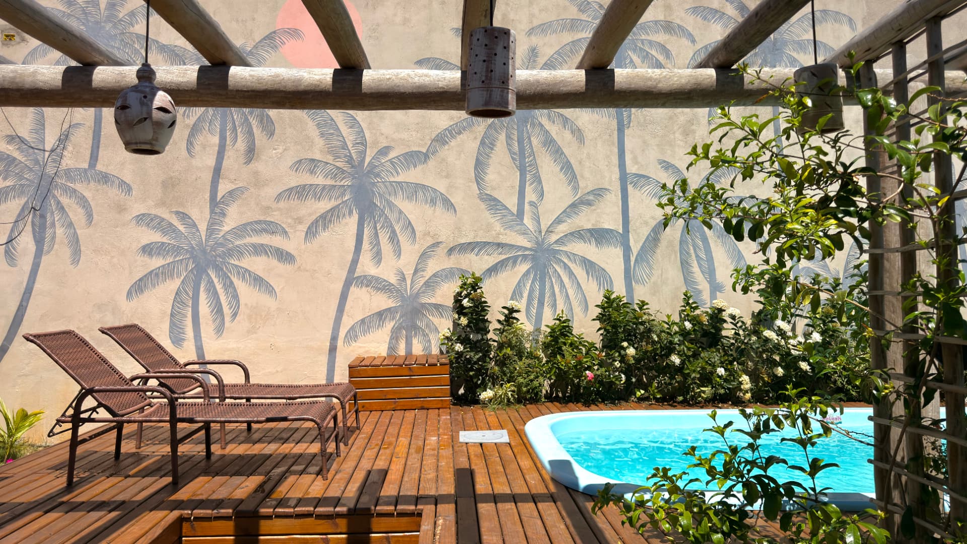 Piscina privativa com pergolado de madeira